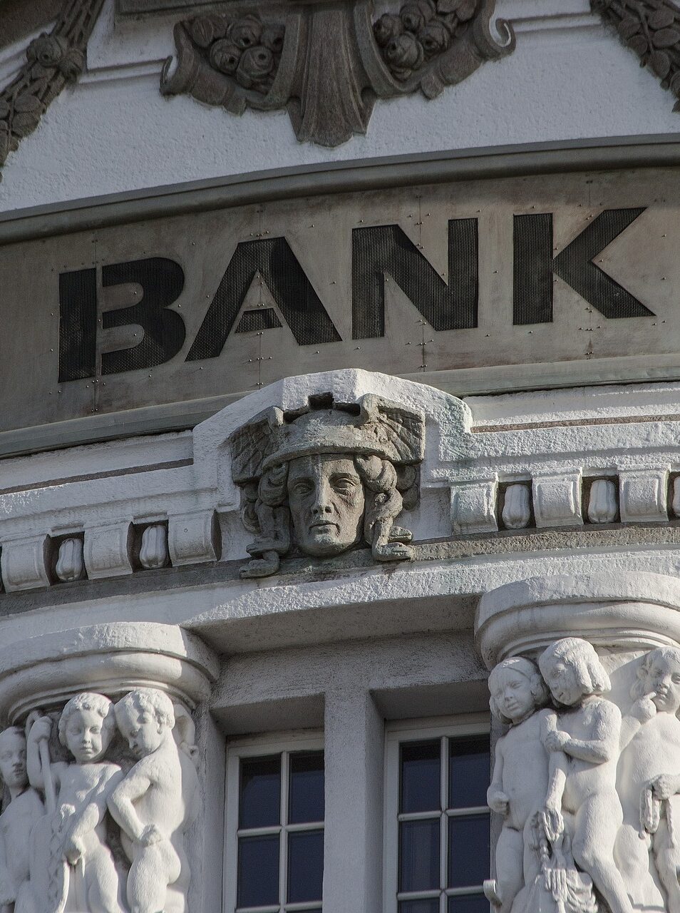 Le CHU de Montpellier et la  Ville de Castelnau ont contracté des prêts à la NEF, banque citée par la Miviludes