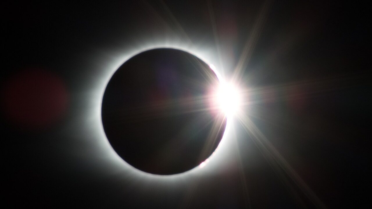 Effrayée par l'éclipse, elle poignarde à mort son mari et jette ses enfants de la voiture sur l'autoroute