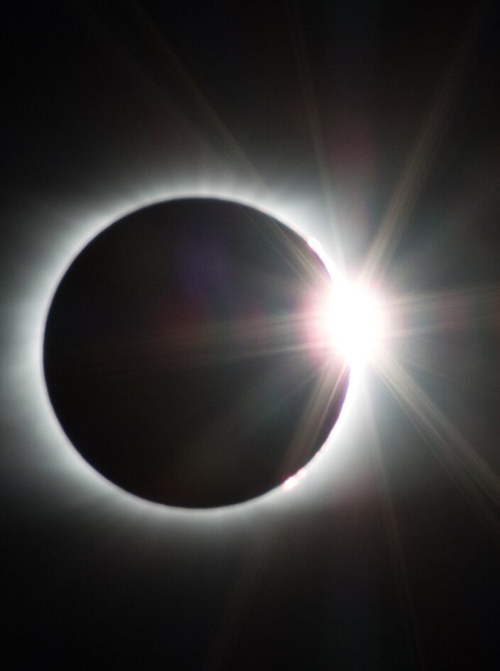 Effrayée par l'éclipse, elle poignarde à mort son mari et jette ses enfants de la voiture sur l'autoroute