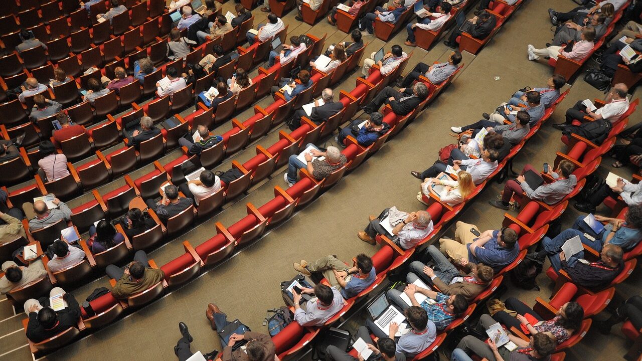 Médecines complémentaires à l’Université : une conférence en pleine dérive