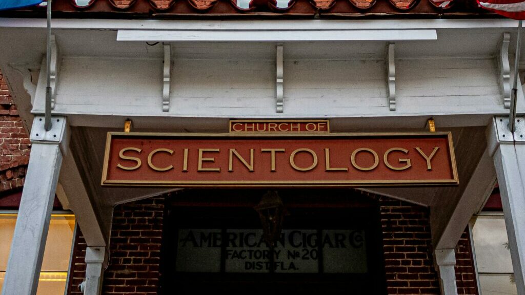 Malaise au marché à cause d'un stand pour la scientologie