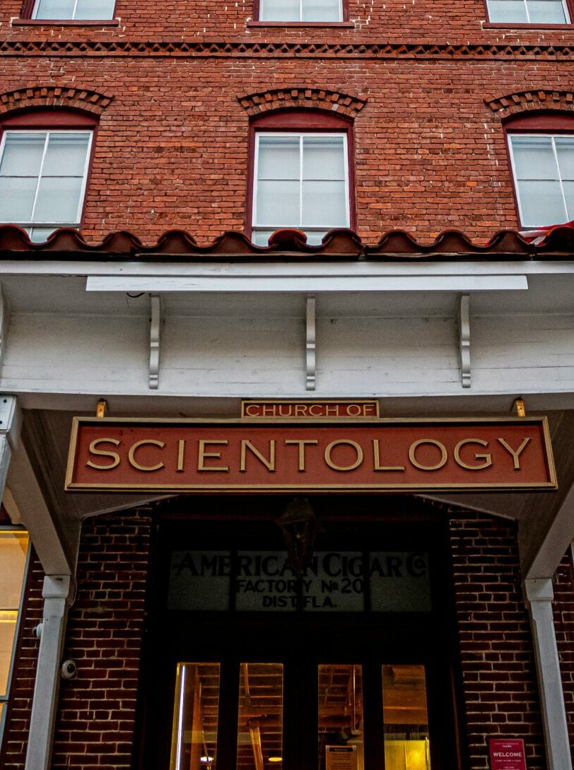 Malaise au marché à cause d'un stand pour la scientologie