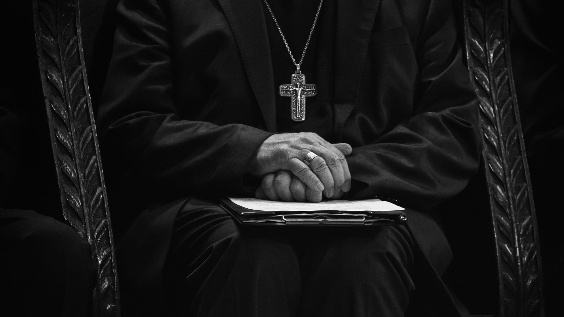 Accusé d'agressions sexuelles sur des enfants, il célèbre des messes en secret dans une grange
