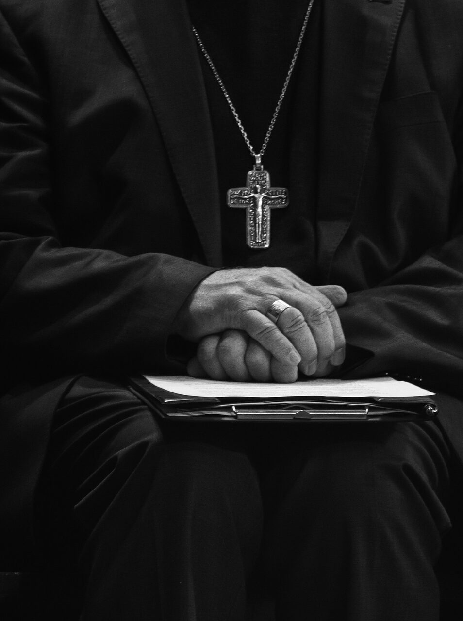 Accusé d'agressions sexuelles sur des enfants, il célèbre des messes en secret dans une grange