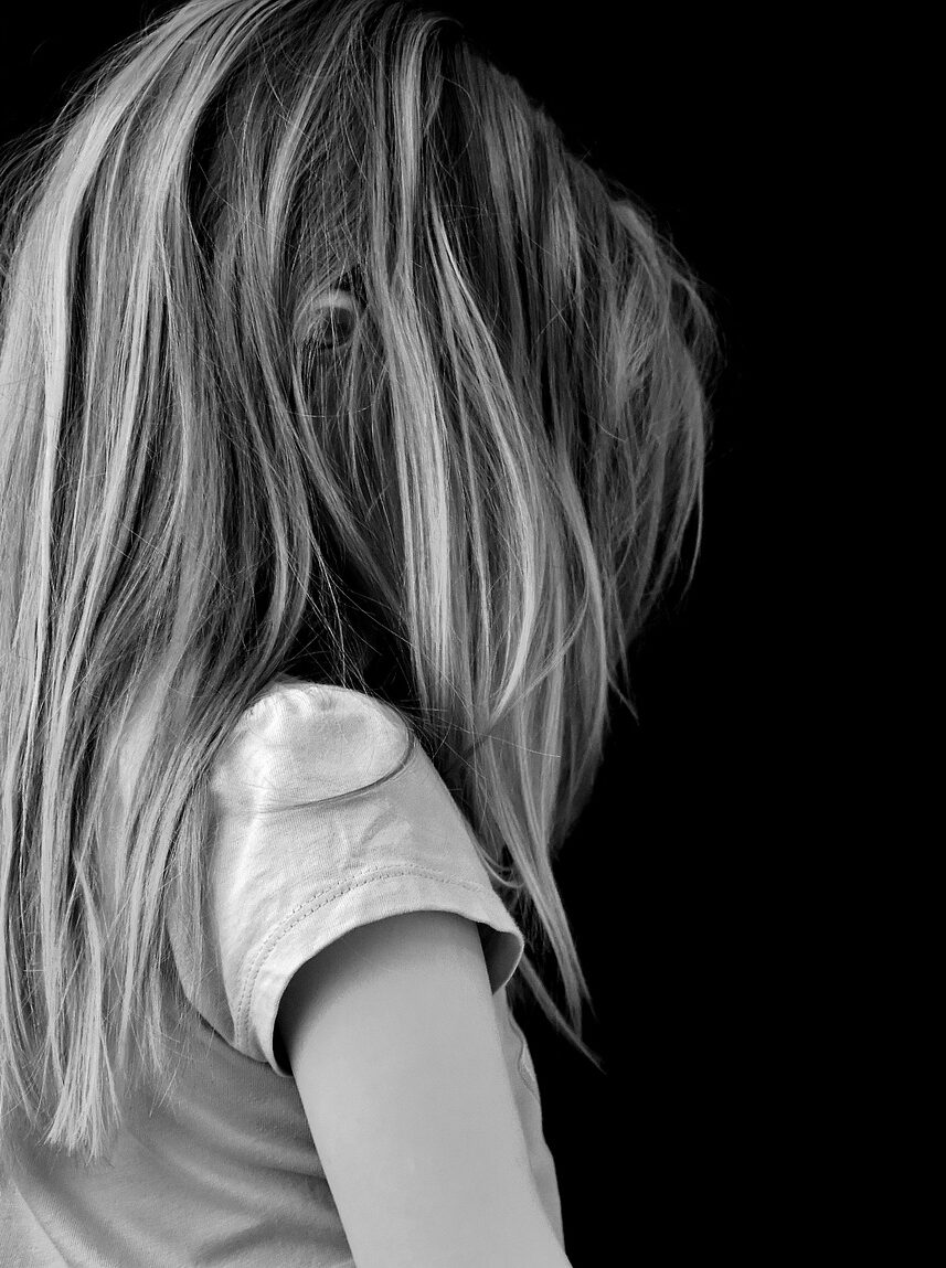 Une ancienne disciple d’une secte : « L’absence de liens affectifs dès l’enfance a été très traumatisante »