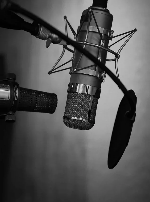 En infiltration dans un mouvement sectaire, il décrit les comportements obscènes du gourou