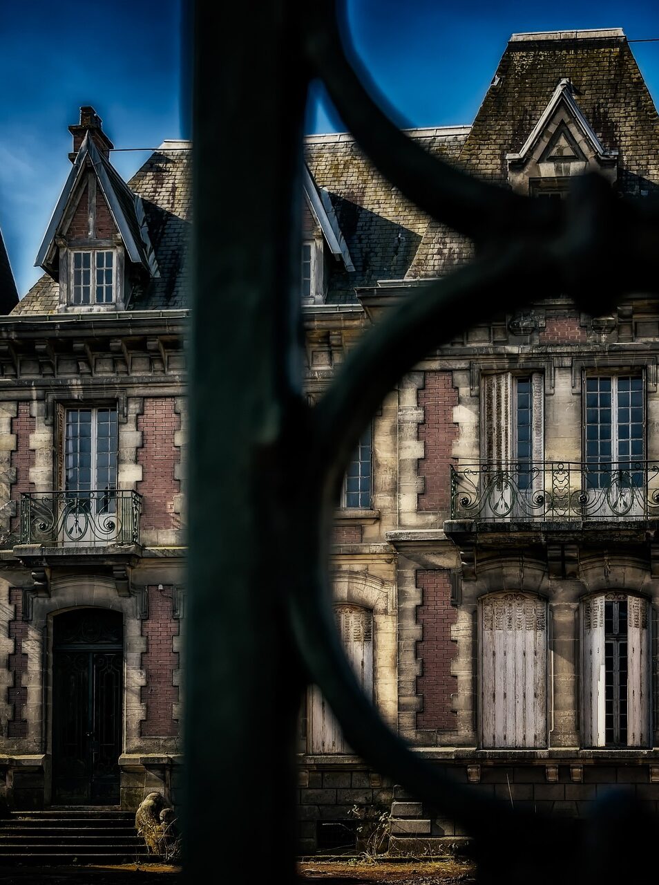 Trois ans après avoir annoncé son départ, une partie du mouvement sectaire de Sus est toujours là, l’autre a atterri en Roumanie