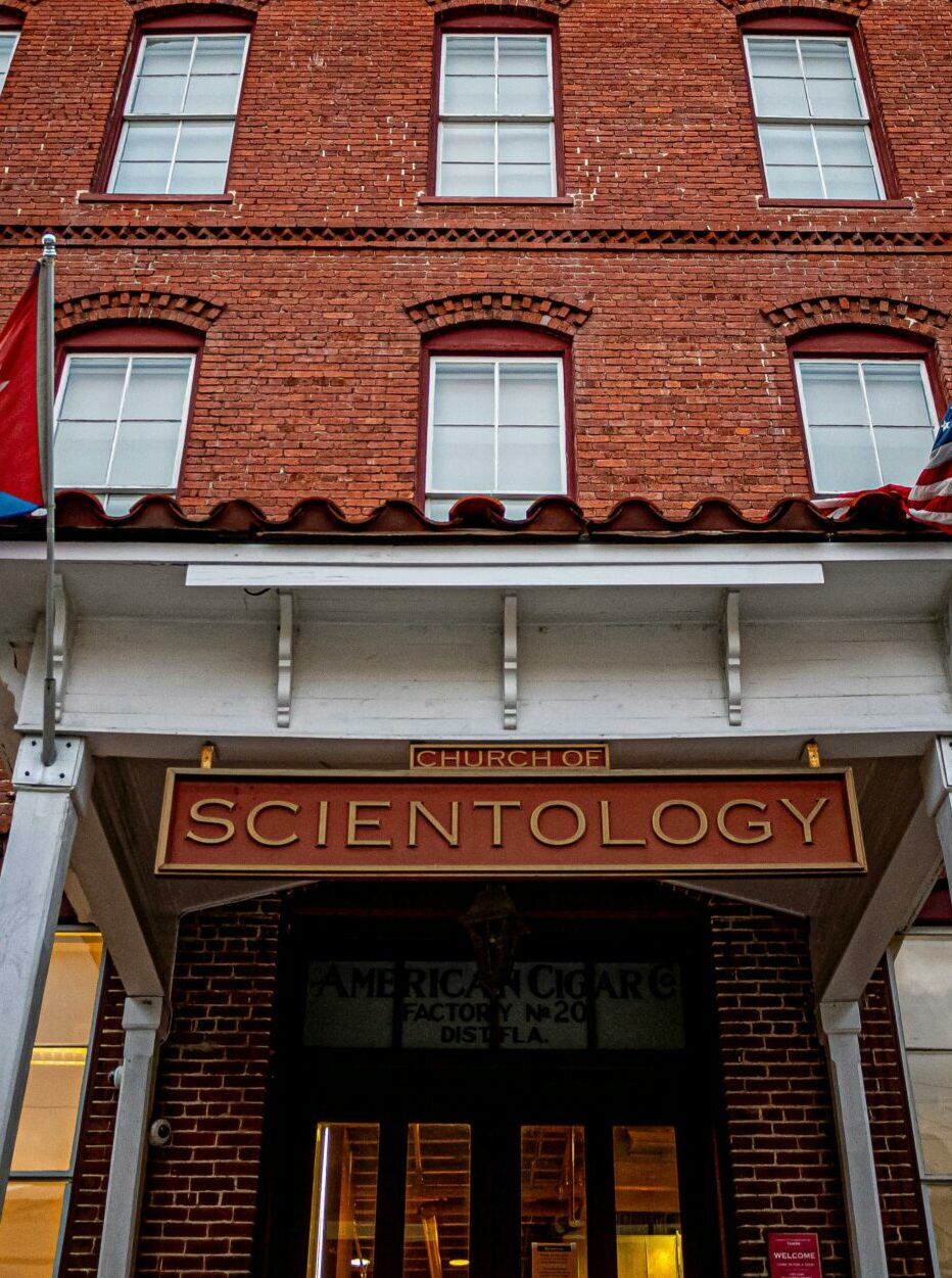 Sprinter dans les couloirs des Eglises de Scientologie, le nouveau défi de la Gen Z
