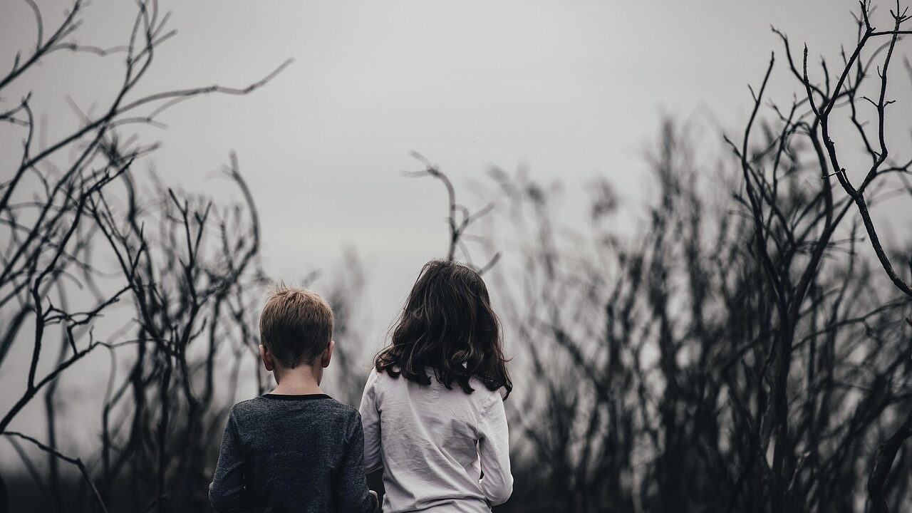 Enfants abandonnés au Portugal : Une sexologue et un ex-gendarme complotiste… Ce que l’on sait du couple
