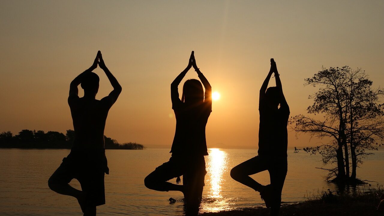 Quand certains cours de yoga fleurtent avec les dérives sectaires