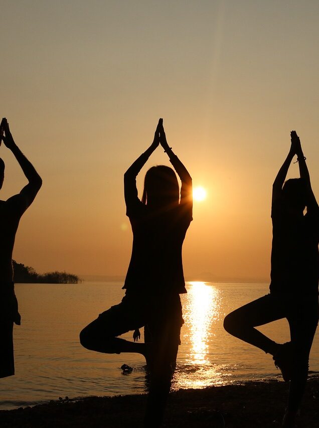 Comment certains cours de yoga tentent de mettre leurs adeptes sous emprise